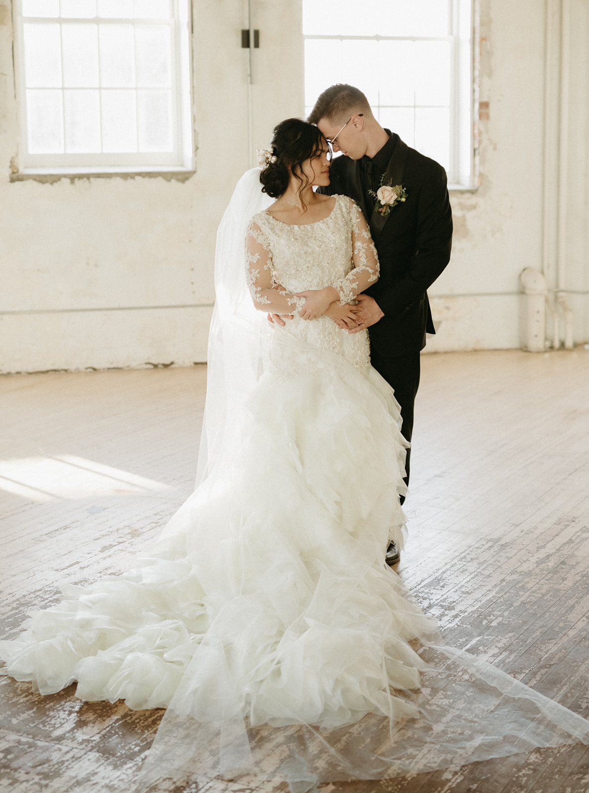 Bridal portraits in airy and bright venue, wedding photo inspiration