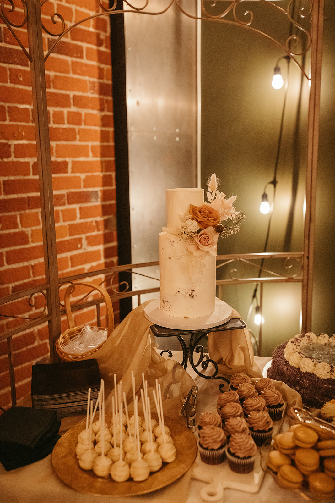 Wedding dessert table with cake, cupakes, macarons and more, uniqued wedding dessert ideas