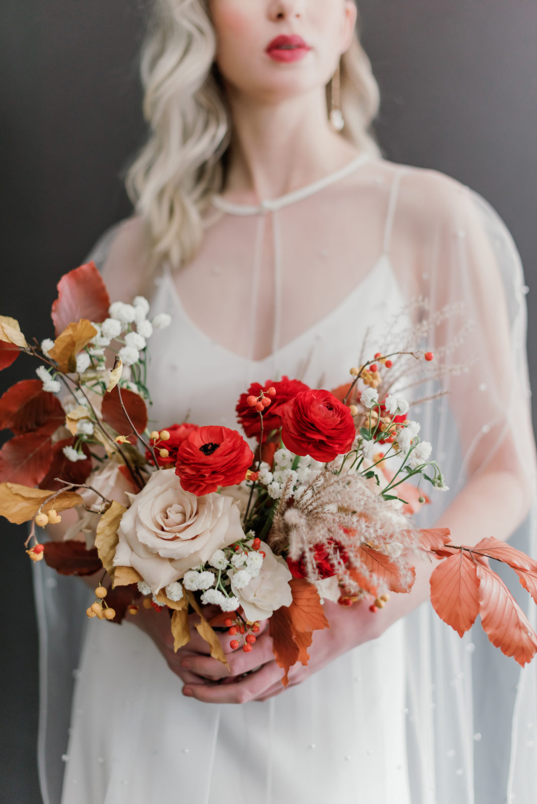 modern bridal style, autumn bridal looks, fall floral bouquet inspiration 