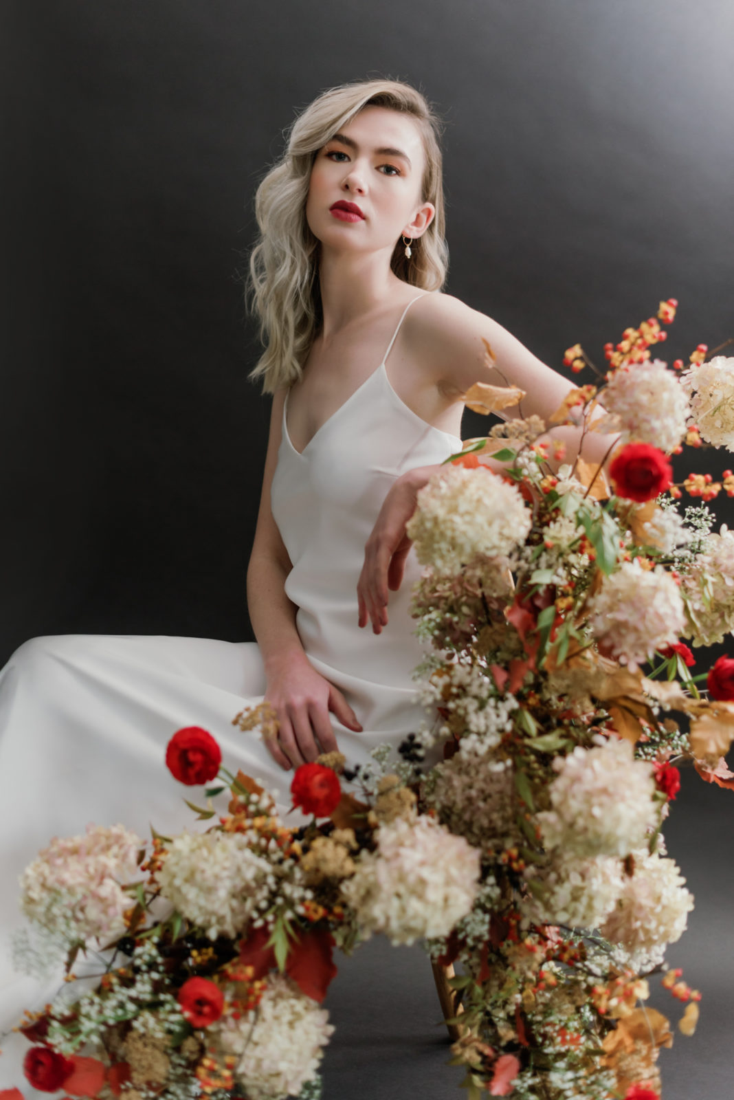 modern bridal style, autumn bridal looks, fall floral bouquet inspiration 