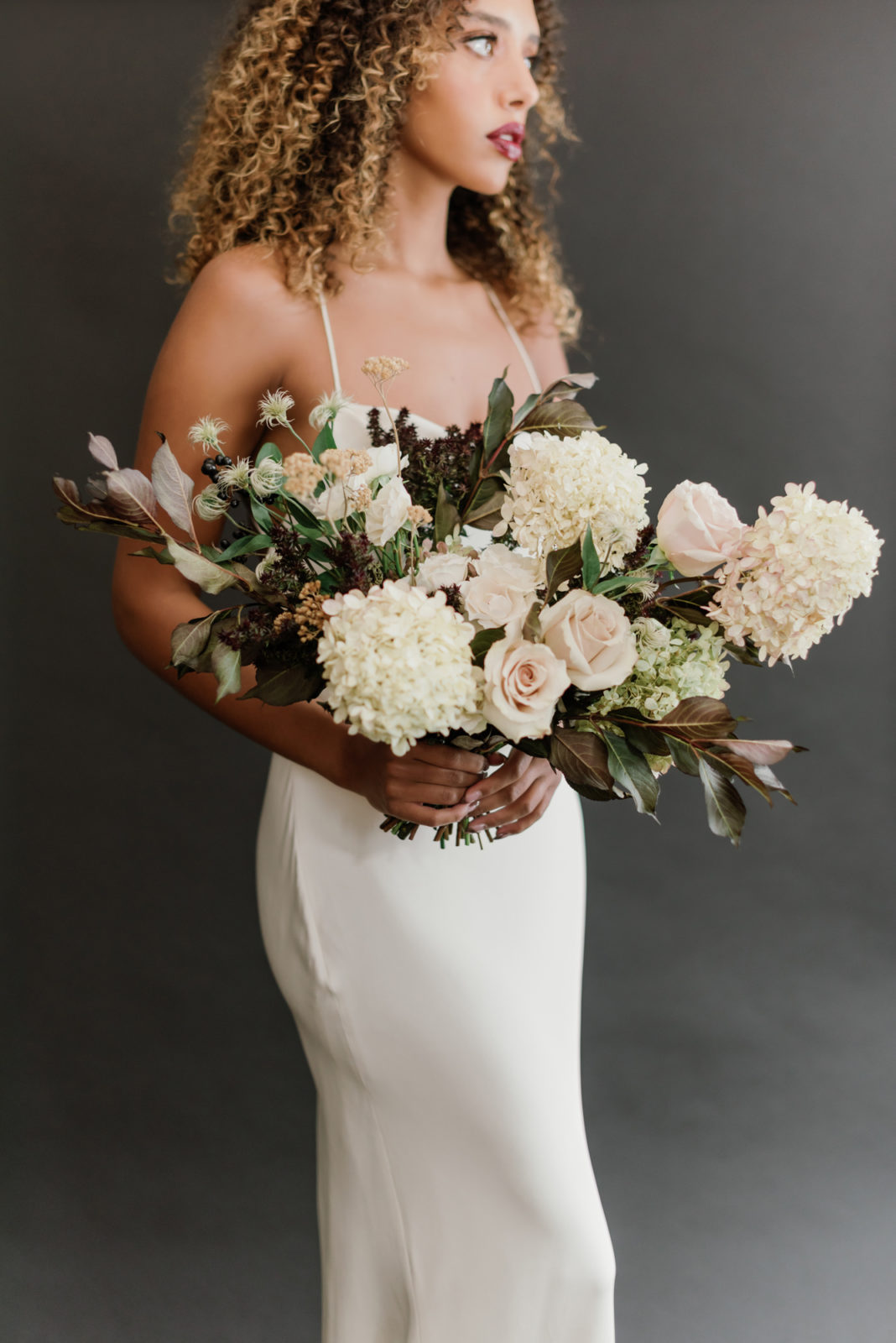 modern bridal style, autumn bridal looks, fall floral bouquet inspiration, neutral floral bouquet