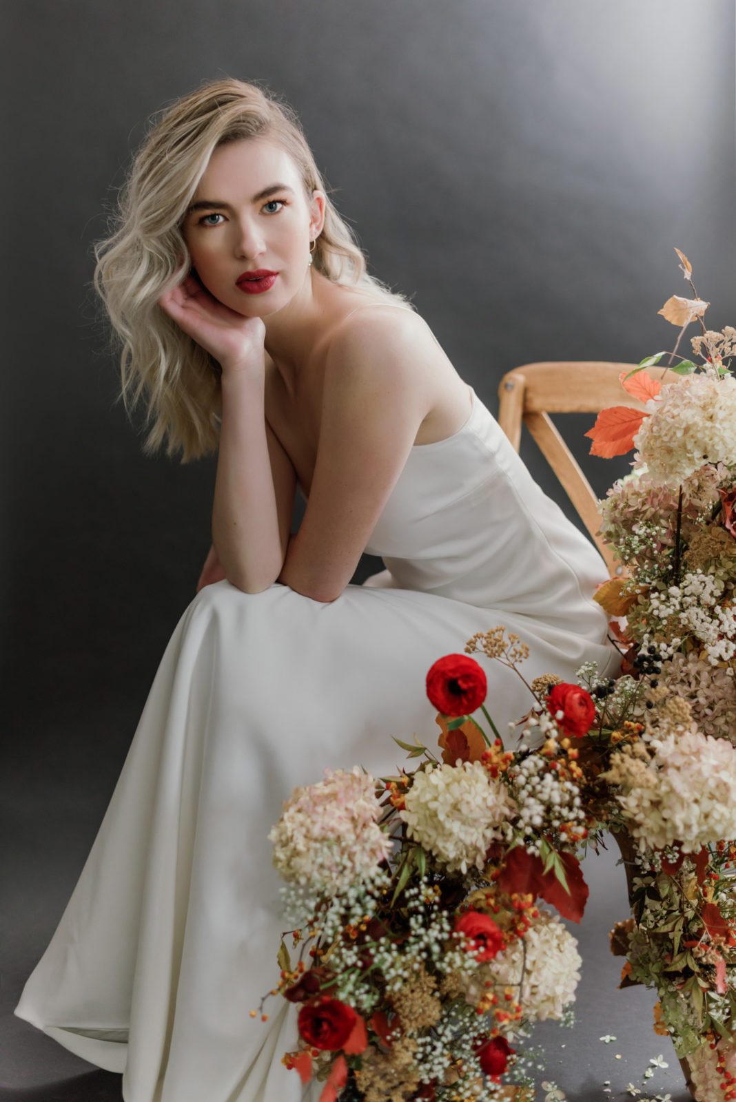 modern bridal style, autumn bridal looks, fall floral bouquet inspiration