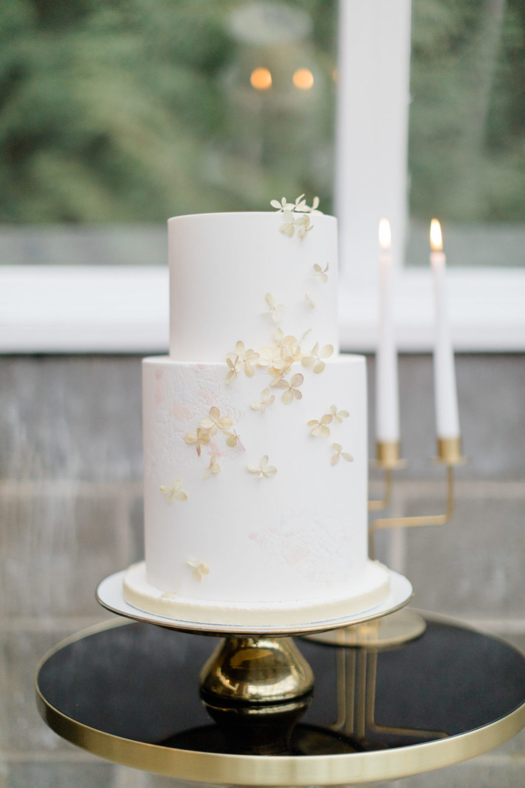 unique wedding cake, wedding cake inspiration, white wedding cake with off-white fresh florals