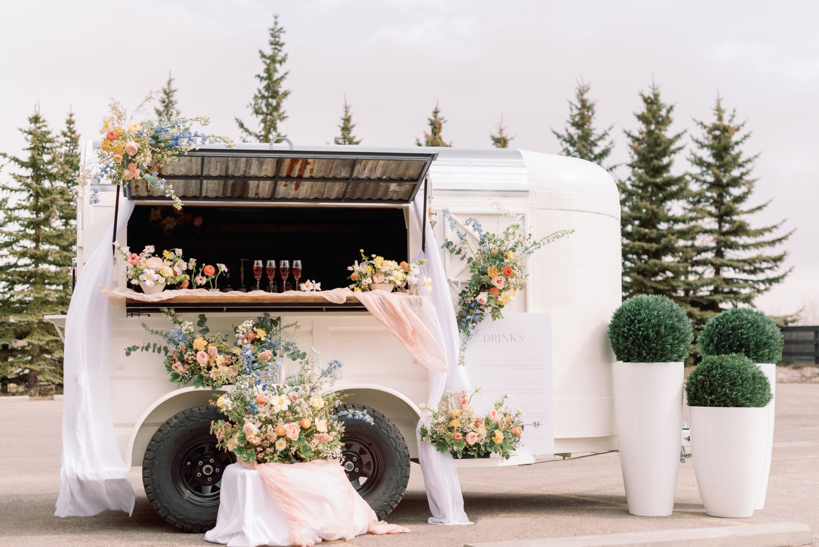 mobile bar, wedding bar, wedding drinks, mobile bar cart, Calgary mobile bar for weddings and events