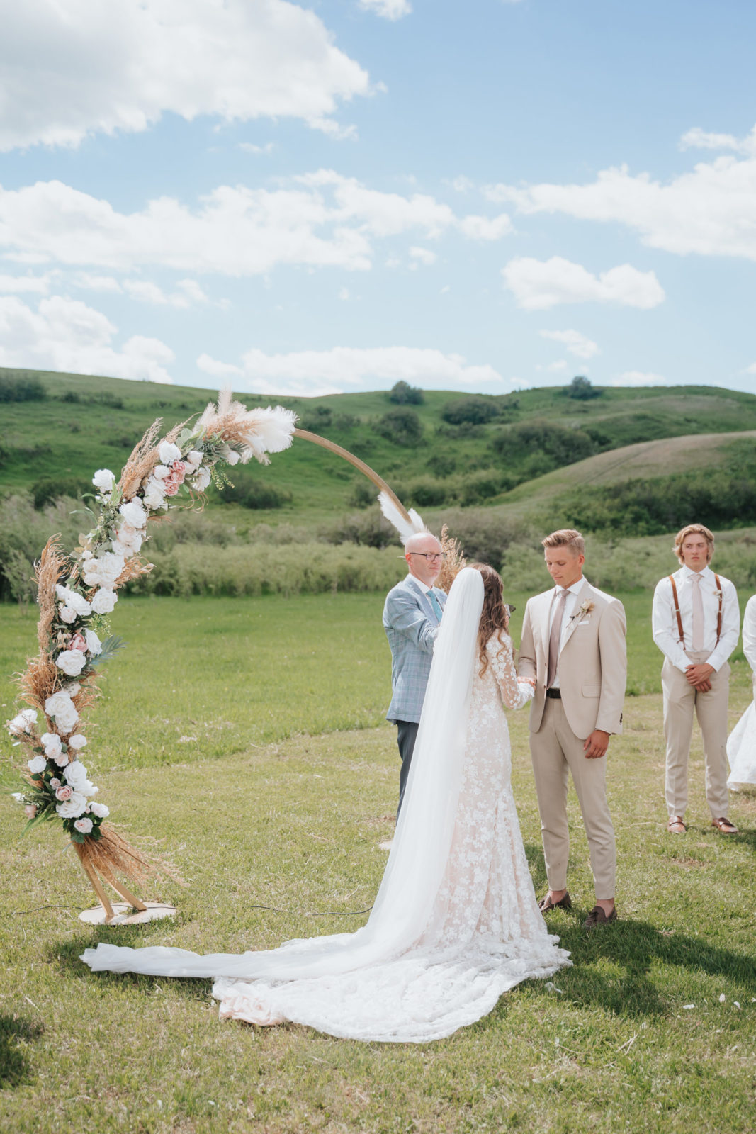 outdoor wedding portraits, summer wedding portraits, simple but beautiful wedding inspiration, floral wedding archway
