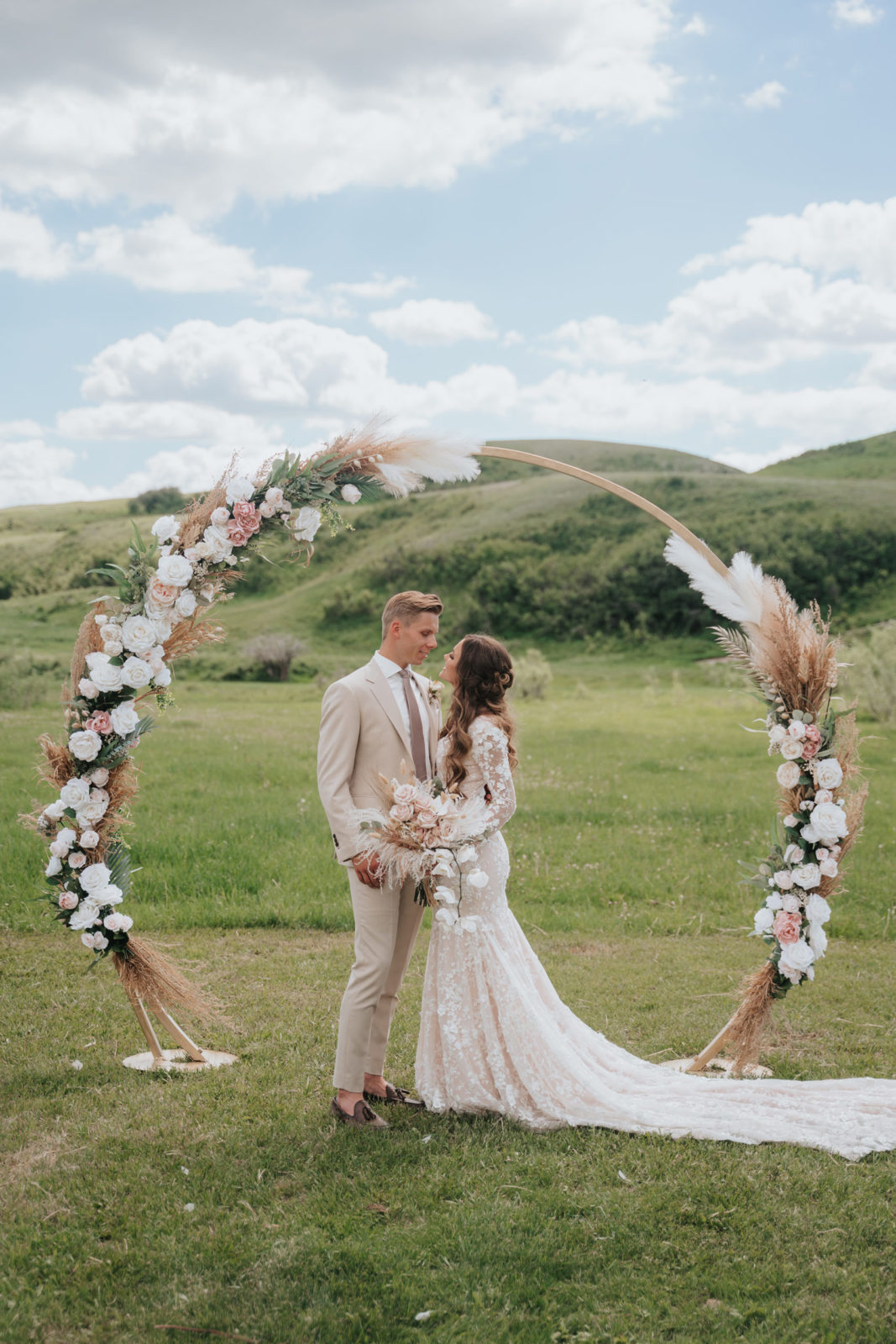 outdoor wedding portraits, summer wedding portraits, simple but beautiful wedding inspiration, floral wedding arch