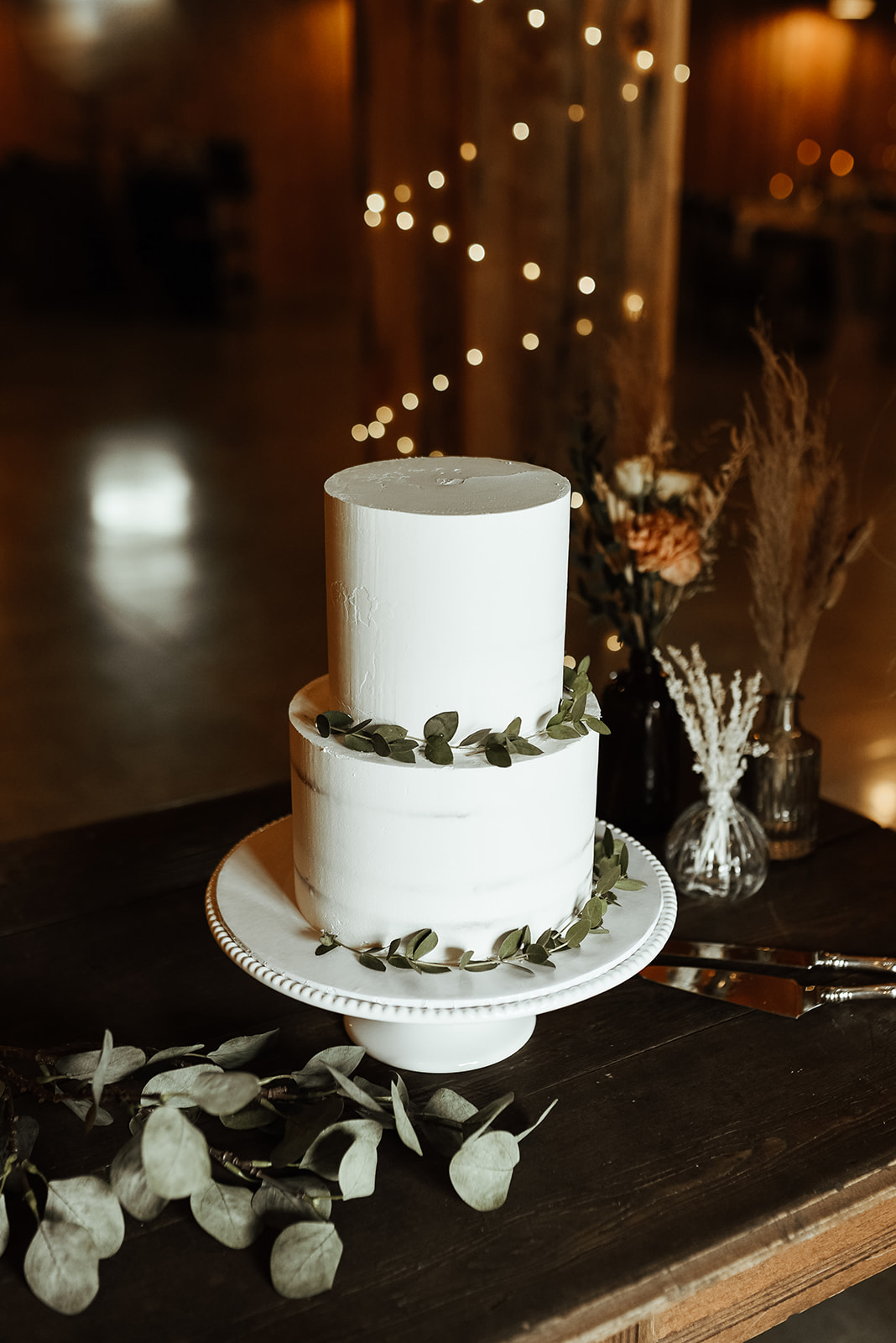 Yvonne’s Delightful Cakes, rustic wedding cake with dried florals
