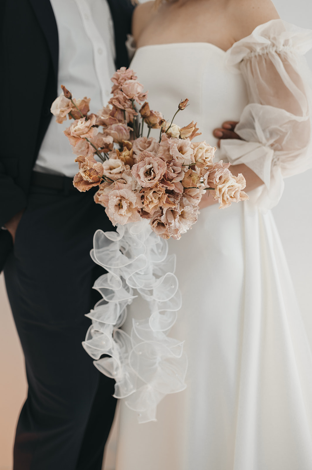 Chic neutral minimalist wedding inspiration, neutral wedding colour scheme, chic bridal Inspo, caramel and champagne bridal bouquet, monochromatic bouquet, modern bouquet inspiration