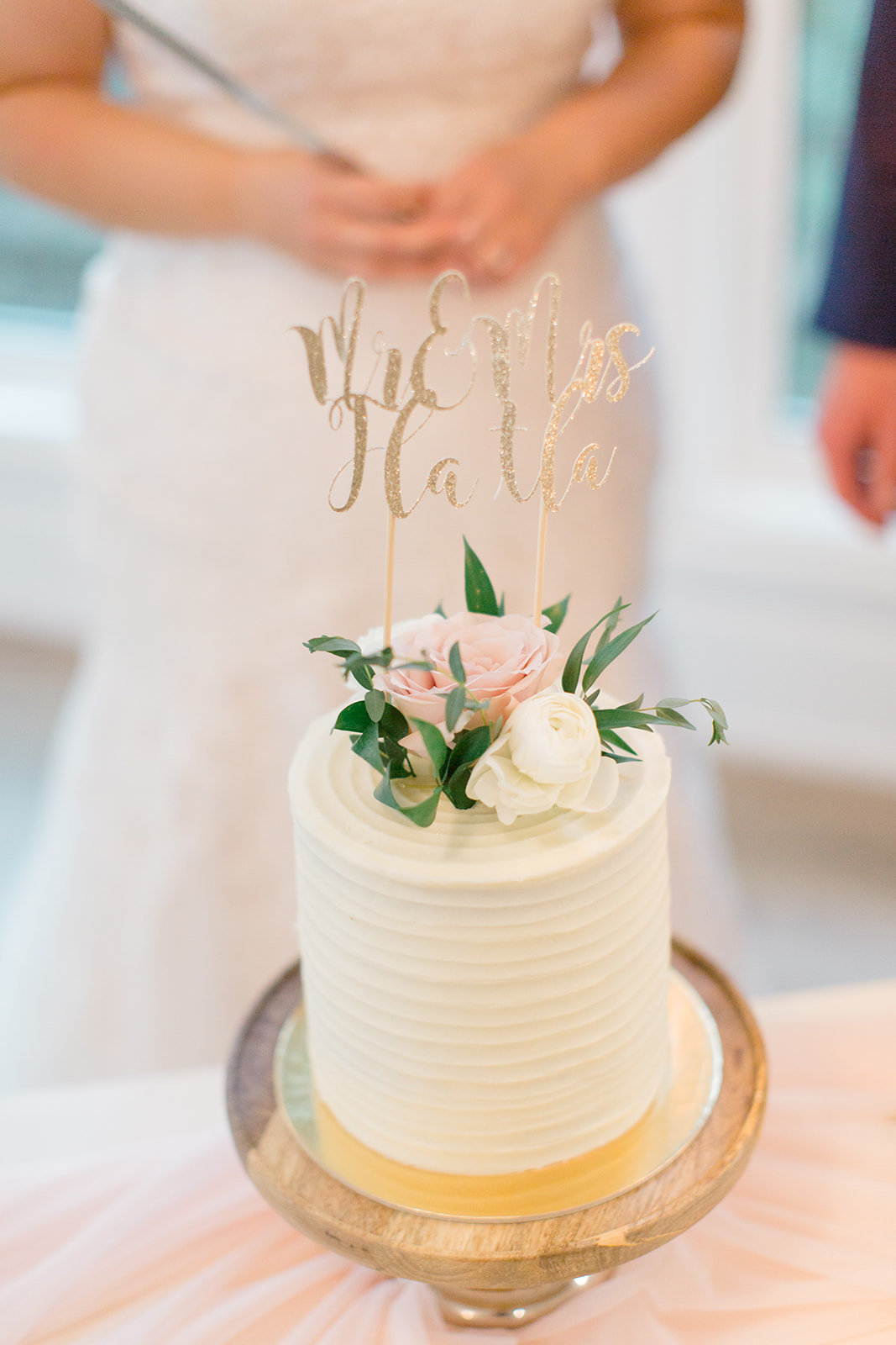 Wedding reception, wedding table arrangement, wedding decor, modern wedding inspiration, wedding cake, simple wedding cake, wedding cake inspiration