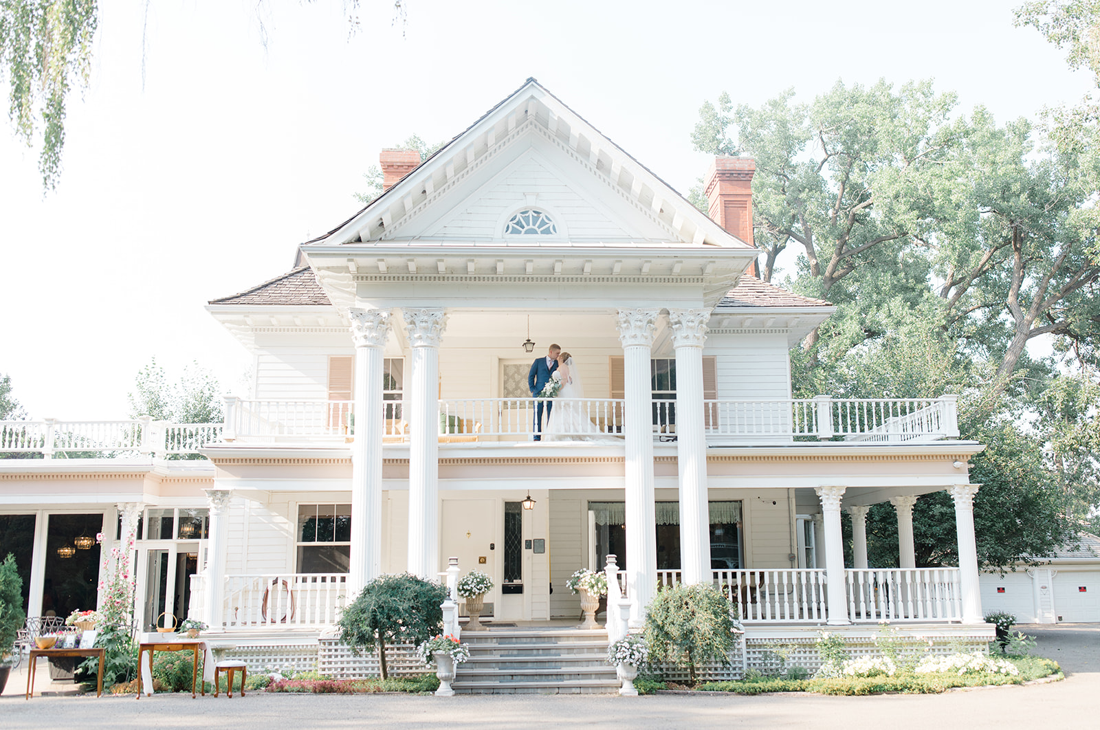 Classic summer wedding in Lethbridge at Norland Historic Estate