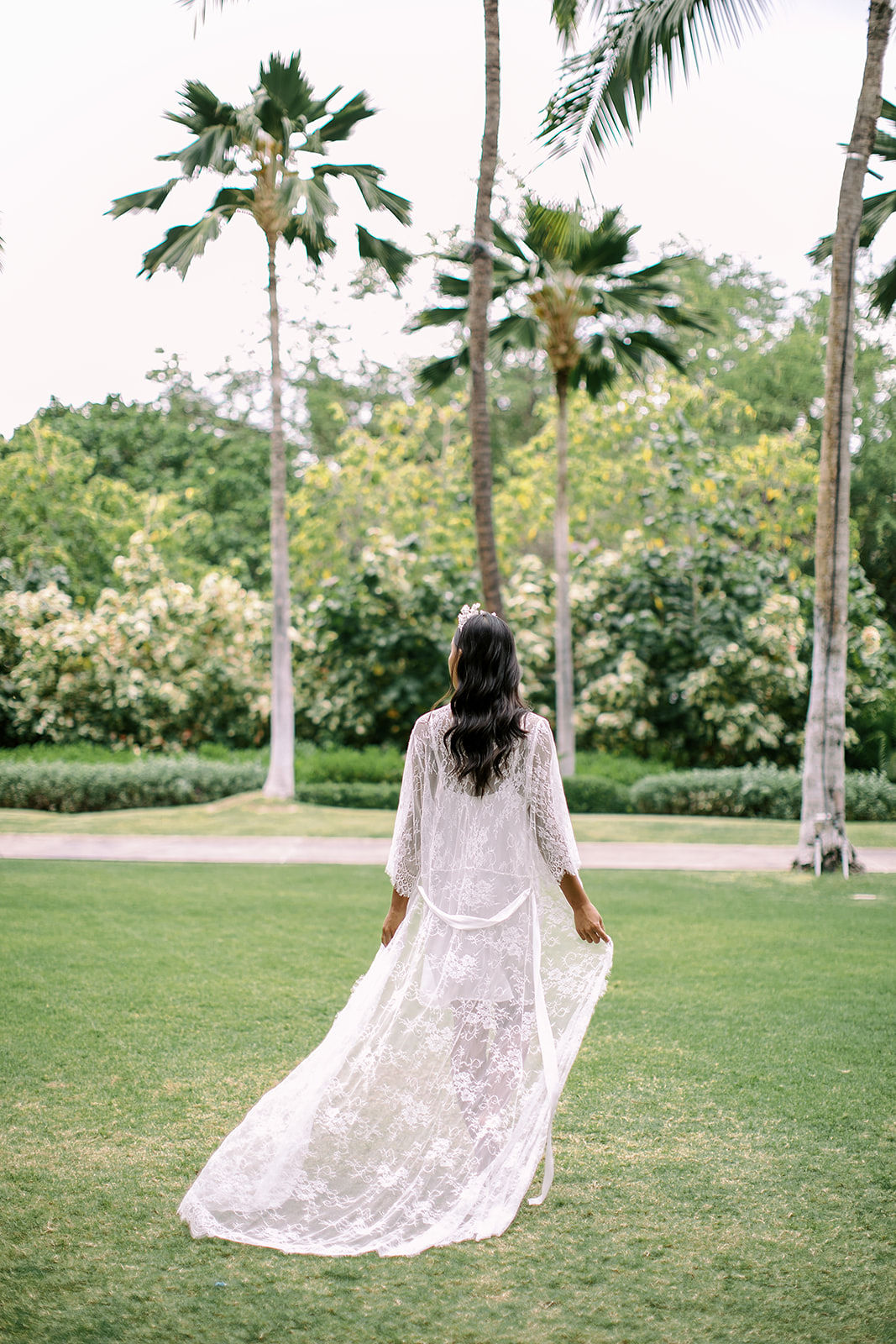 White bridal robe, modern bridal robe, bridal accessories, bridal inspiration