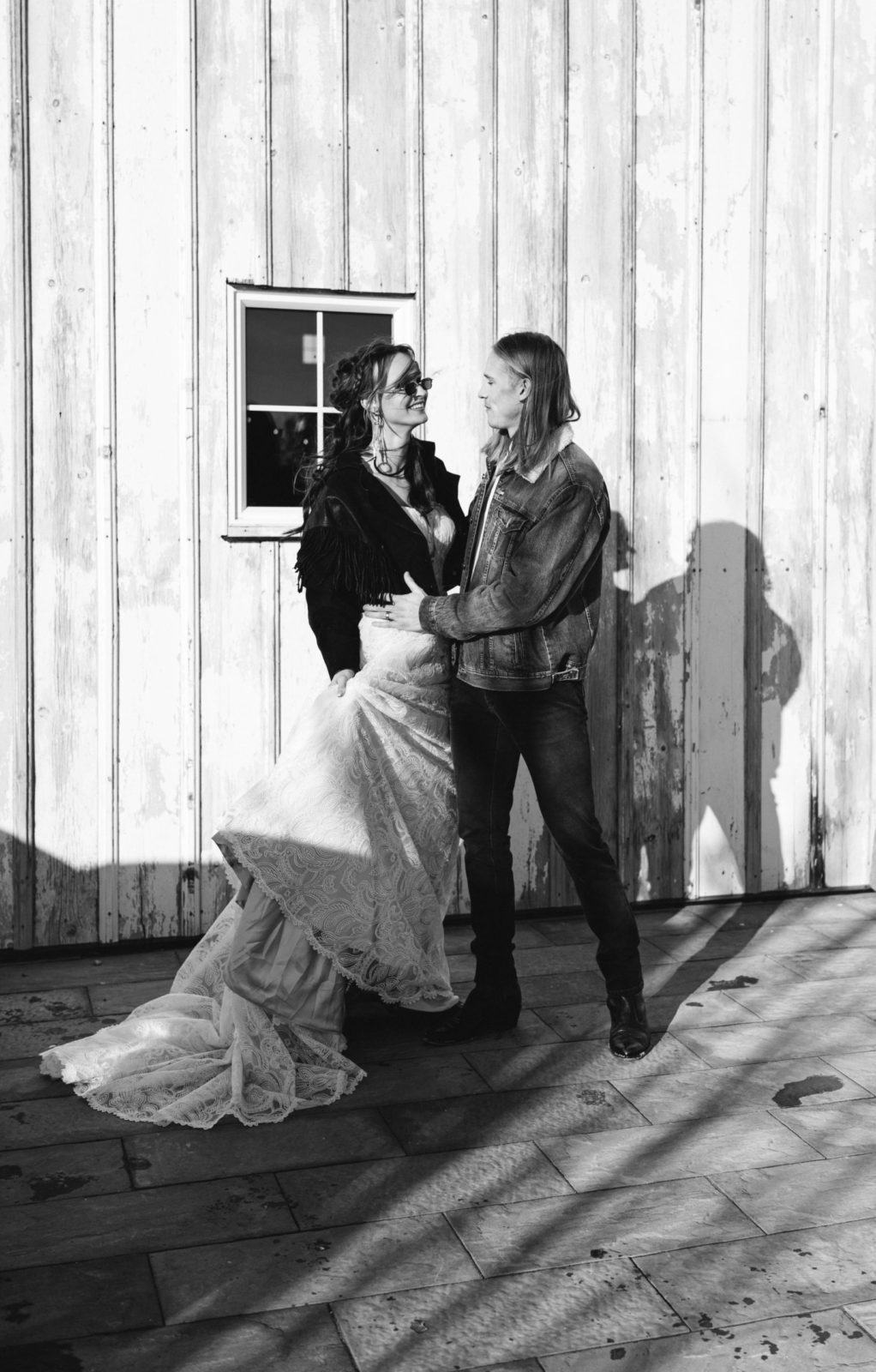 Outdoor winter Alberta wedding, modern alternative wedding style, unique wedding photography, black and white photography