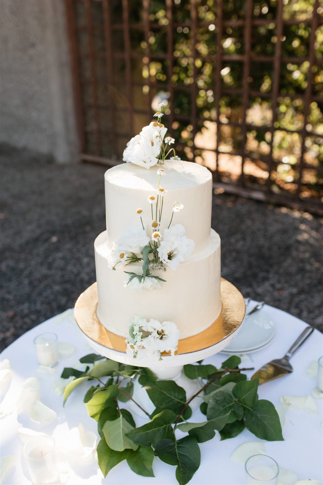 outdoor wedding reception, outdoor ceremony inspiration, outdoor dinner, green black and white wedding colour palette, minimalist wedding cake