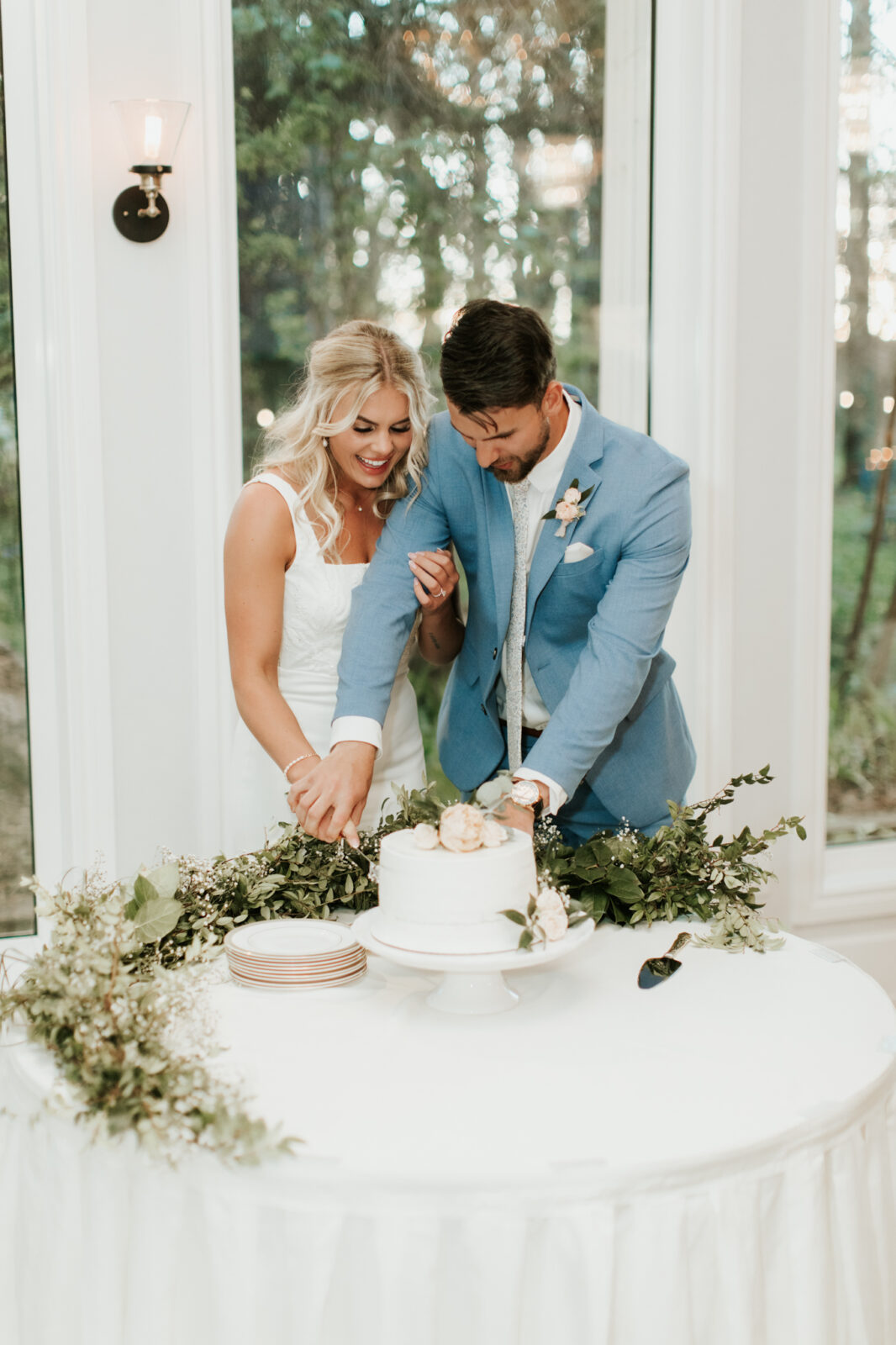 baby blue wedding, vintage meets classic wedding inspiration, summer wedding inspiration, cake cutting
