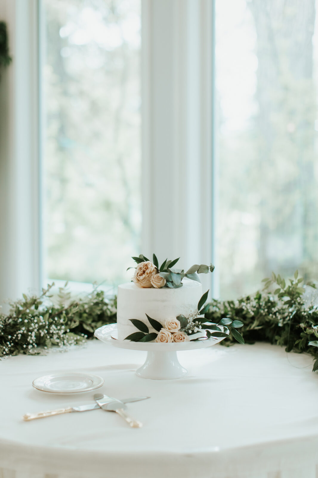 summer sage green wedding, wedding cake