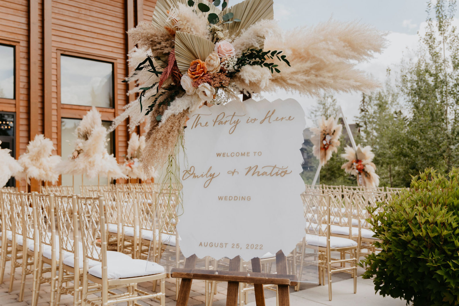 wedding signage, unique wedding floral display