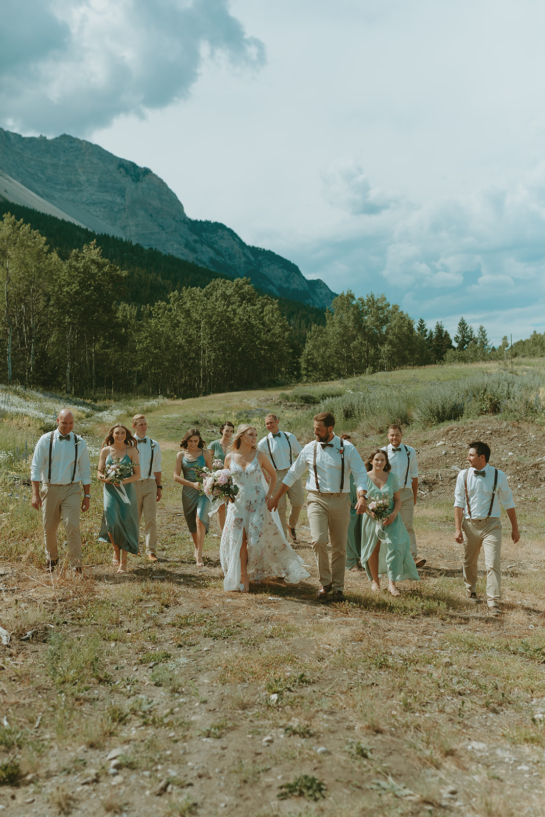 Wildflower wedding, outdoor wedding inspiration, wildflower and mountain portraits, boho wedding inspiration, summer wedding, wedding portraits, wedding party 