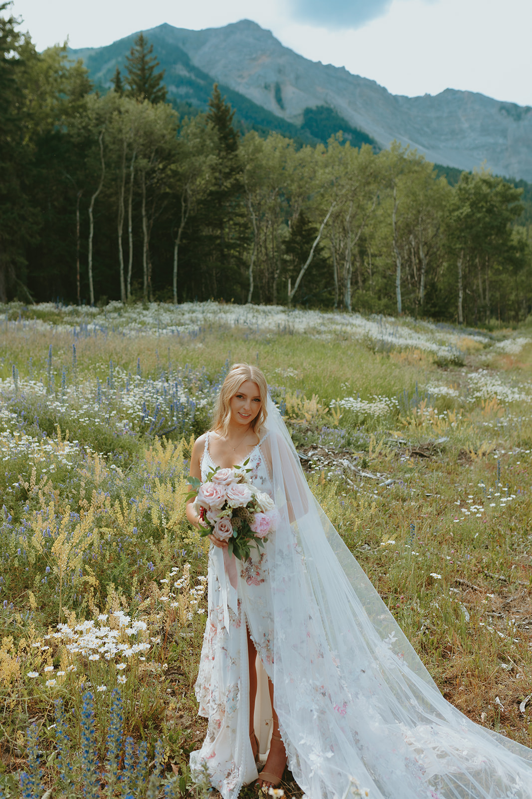 Wildflower wedding, outdoor wedding inspiration, wildflower and mountain portraits, boho wedding inspiration, summer wedding, wedding portraits