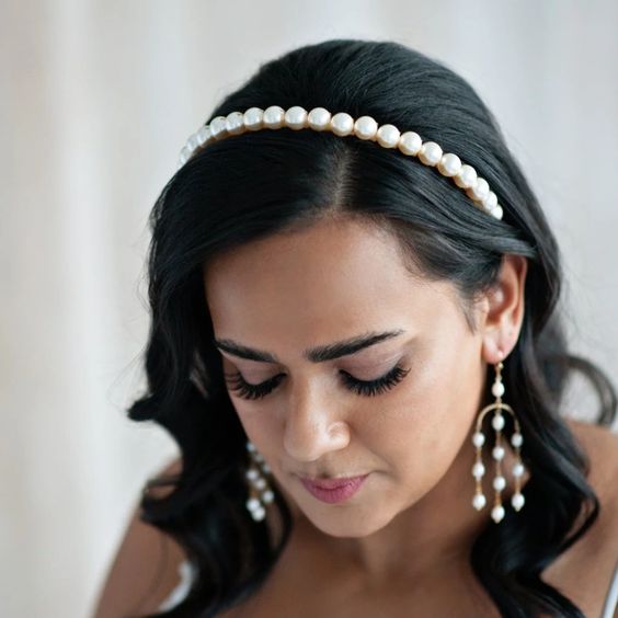 Sometimes the simplest pearls are all you need to complete that beautiful bridal look. Pearl bridal headband from Joanna Bisley Designs featured on Brontë Bride.