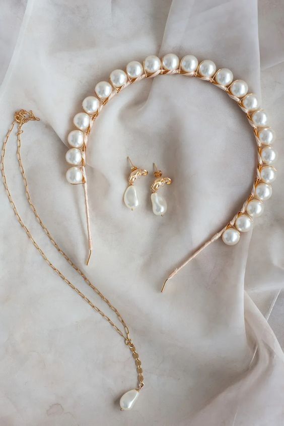 Sometimes the simplest pearls are all you need to complete that beautiful bridal look. Pearl bridal headband from Joanna Bisley Designs featured on Brontë Bride.