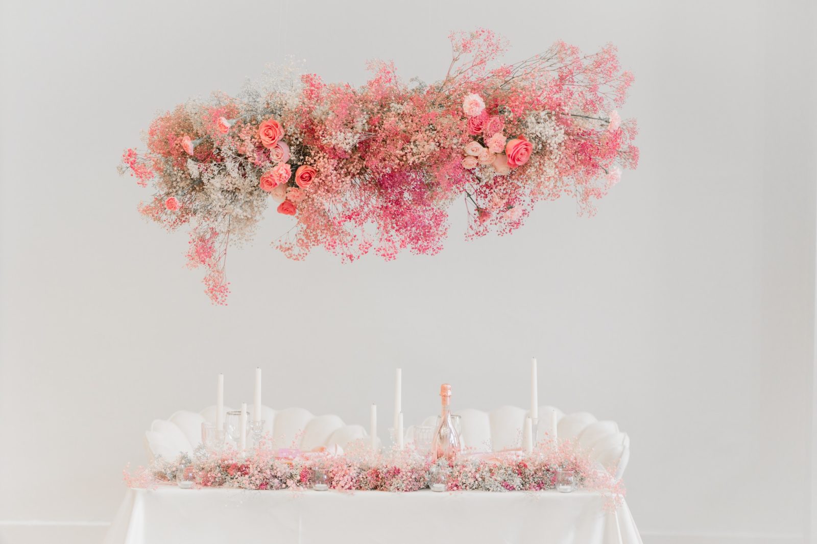 white and pink floating floral centre piece, modern wedding inspiration, bold wedding, sweetheart table