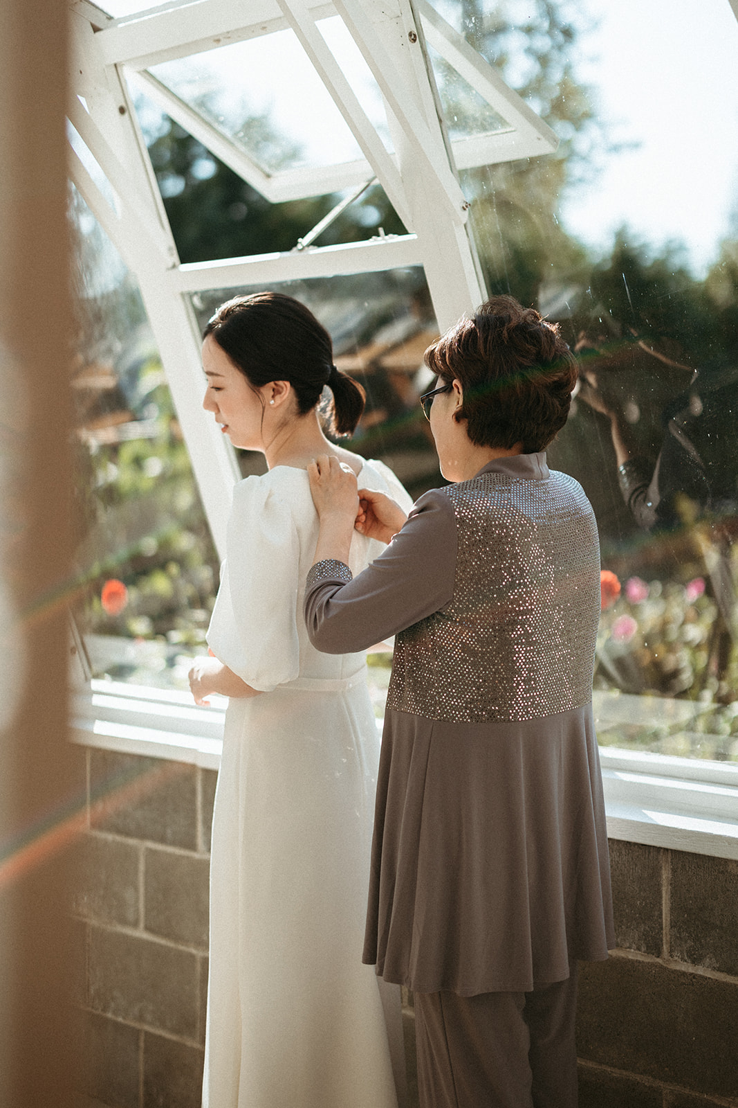 getting ready for wedding day, bridal portraits, outdoor greenhouse wedding