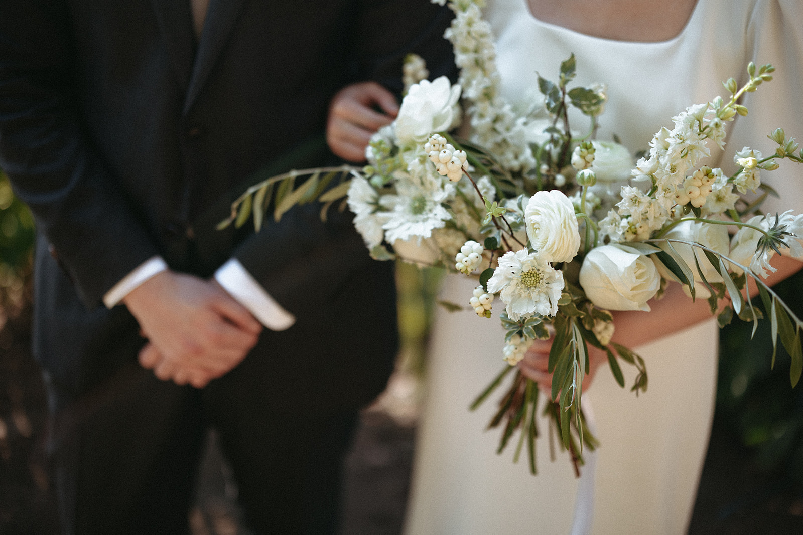 bridal bouquet, classic wedding inspiration, outdoor fall wedding, white floral bouquet, bridal portraits
