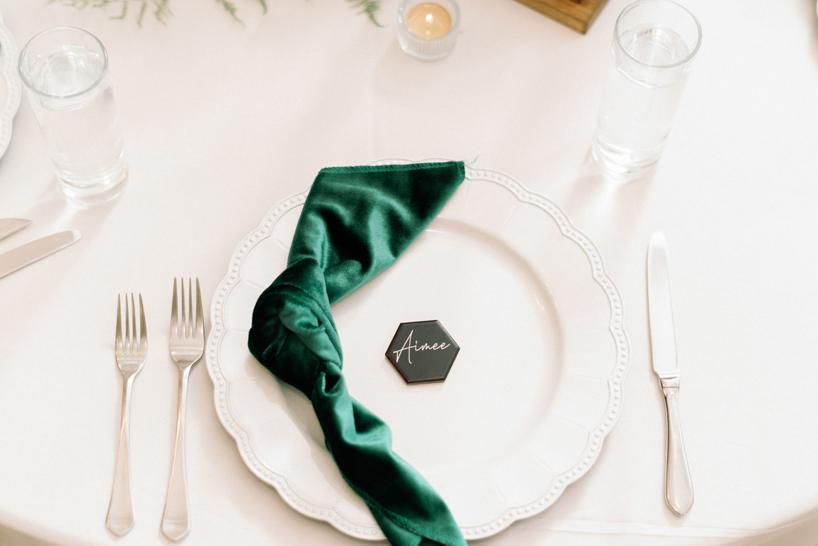 velvet napkin table setting, Jewel toned Wedding Colour palette, olace setting with black hexagon place card