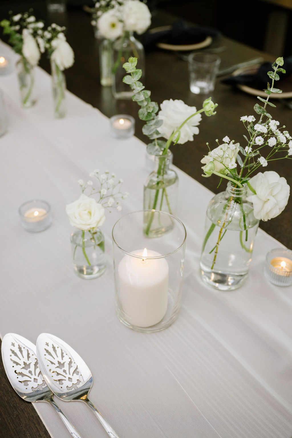 white and green wedding, minimalist and modern wedding reception