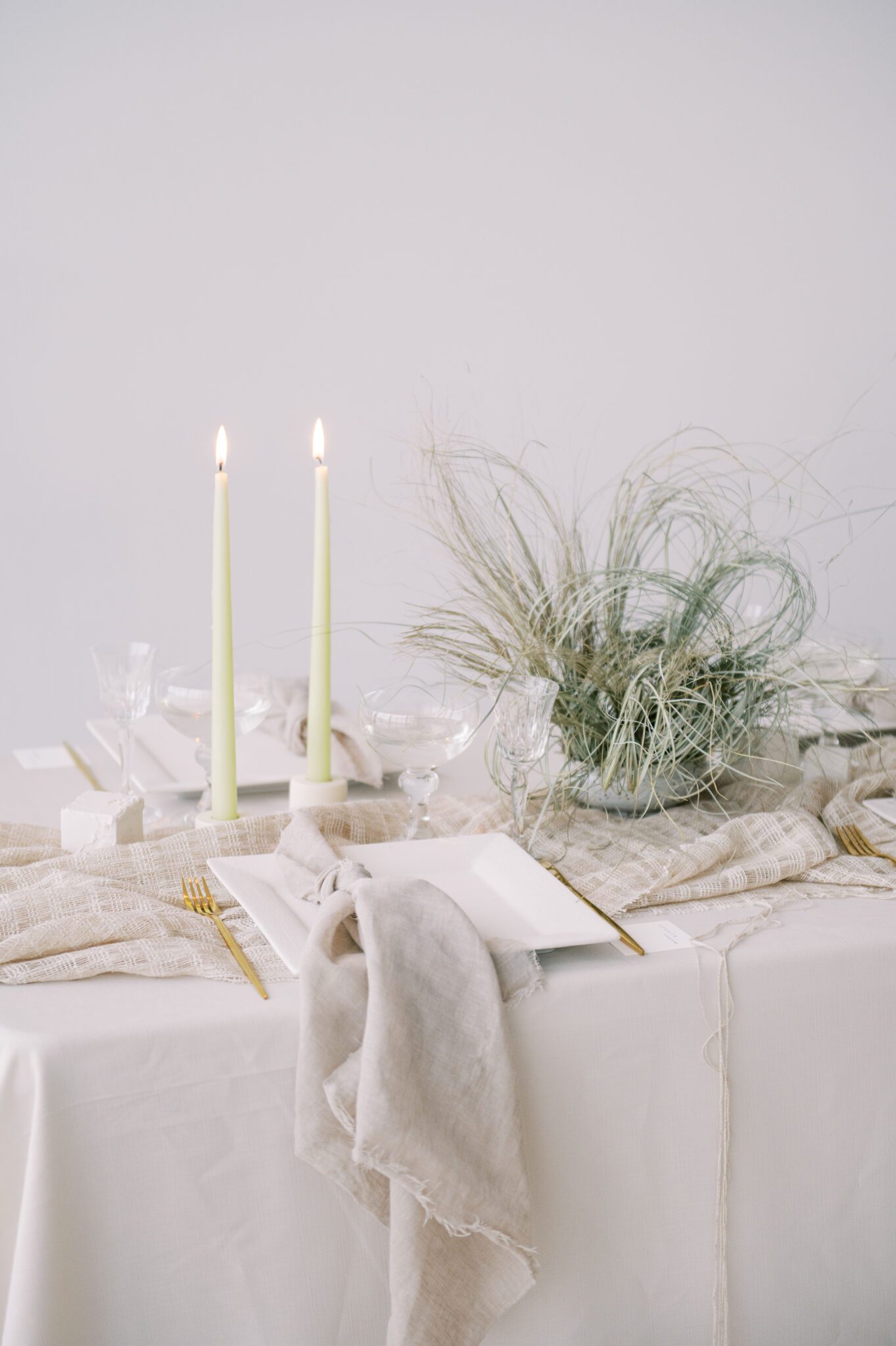 modern place setting featuring nature-inspired textures, grass centrepieces by Fall for Florals featuring white and beige table scape