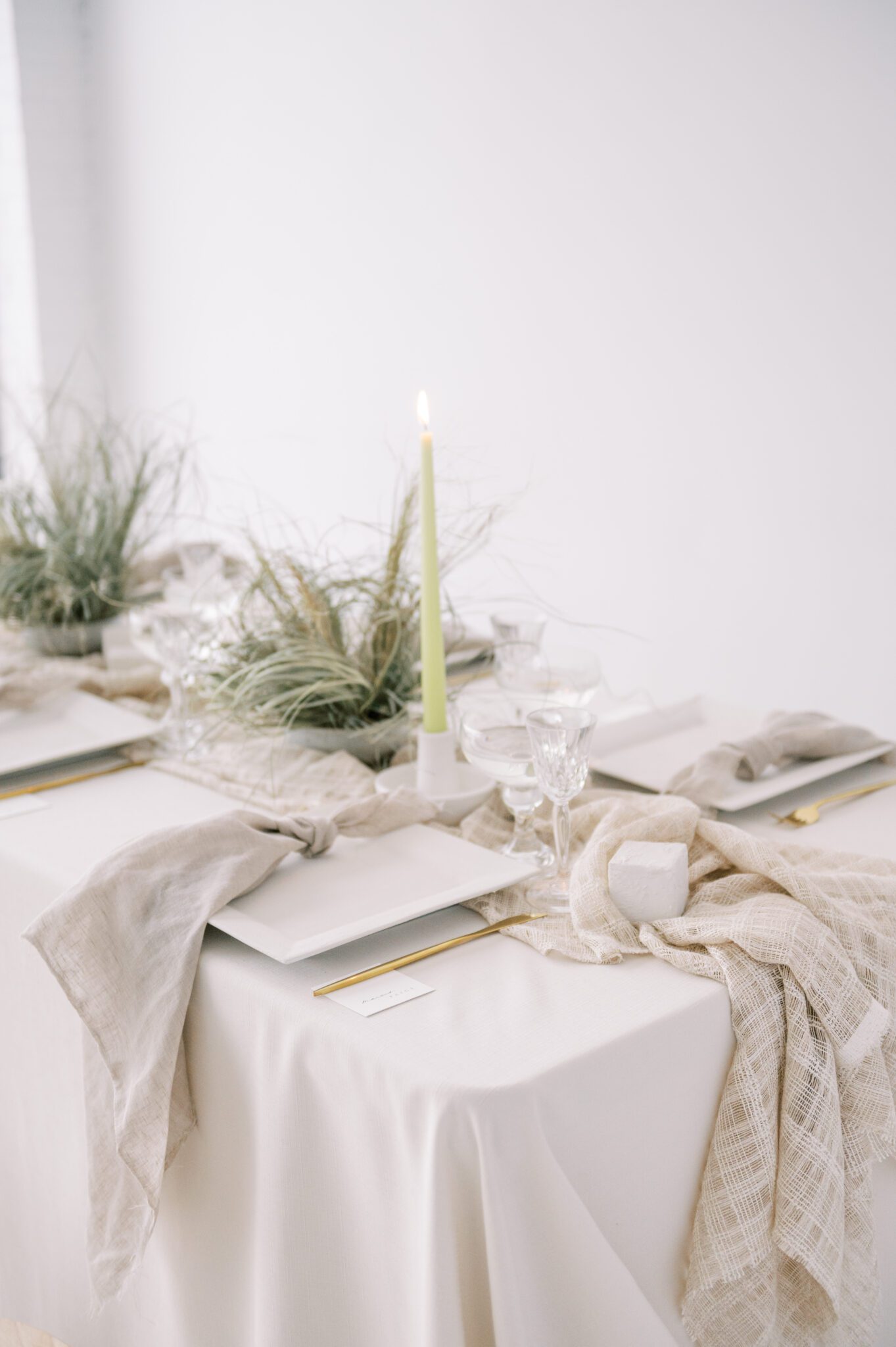 grass centrepieces featuring white and beige table scape, nature-inspired linen textures for table linens
