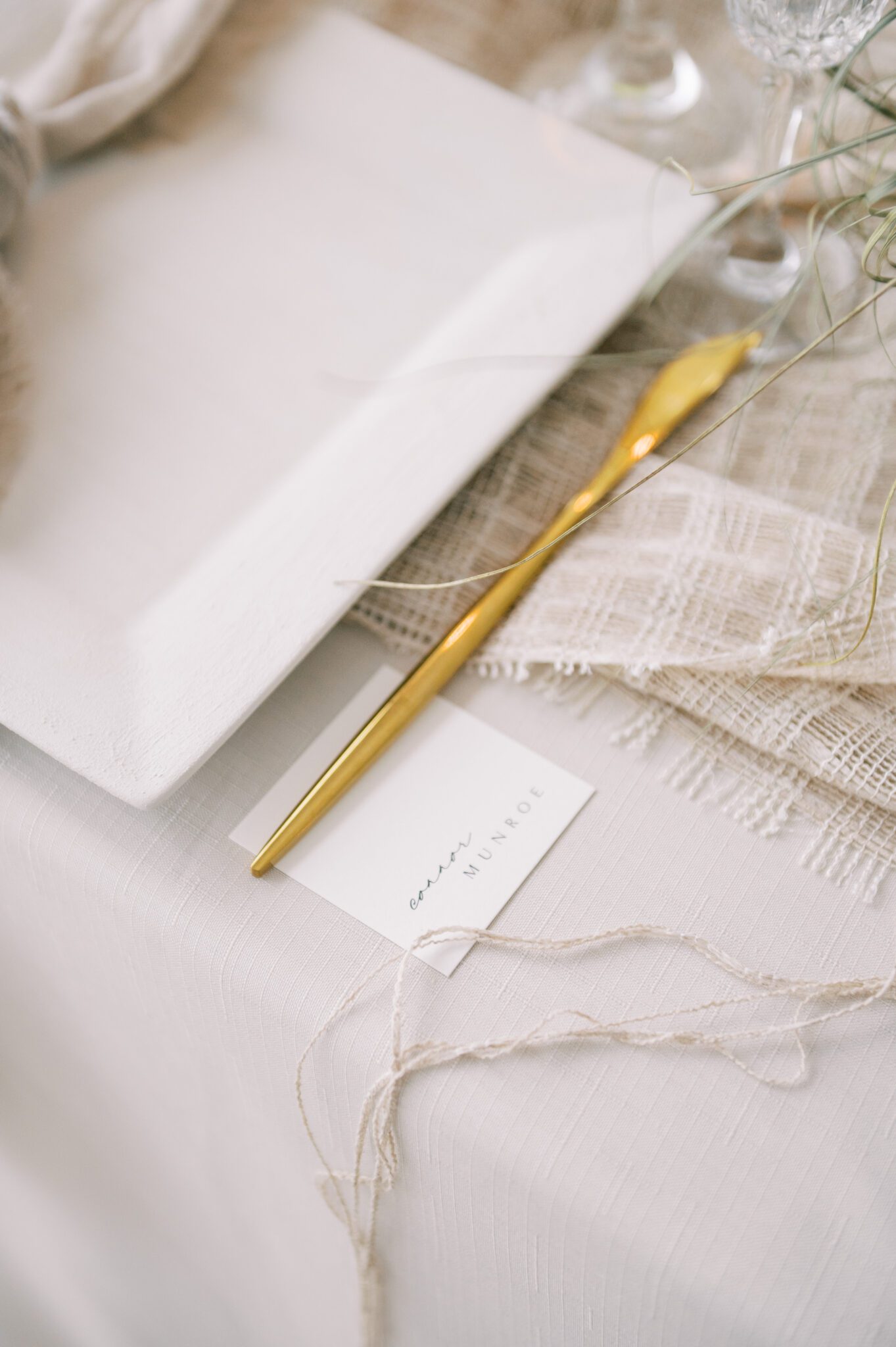 minimalist place card in a white and beige colour palette, modern place setting featuring nature-inspired textures