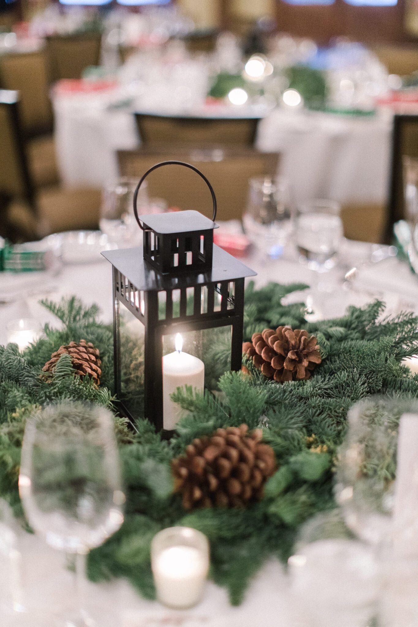Winter tablescape with black lanterns, winter wedding inspiration. 