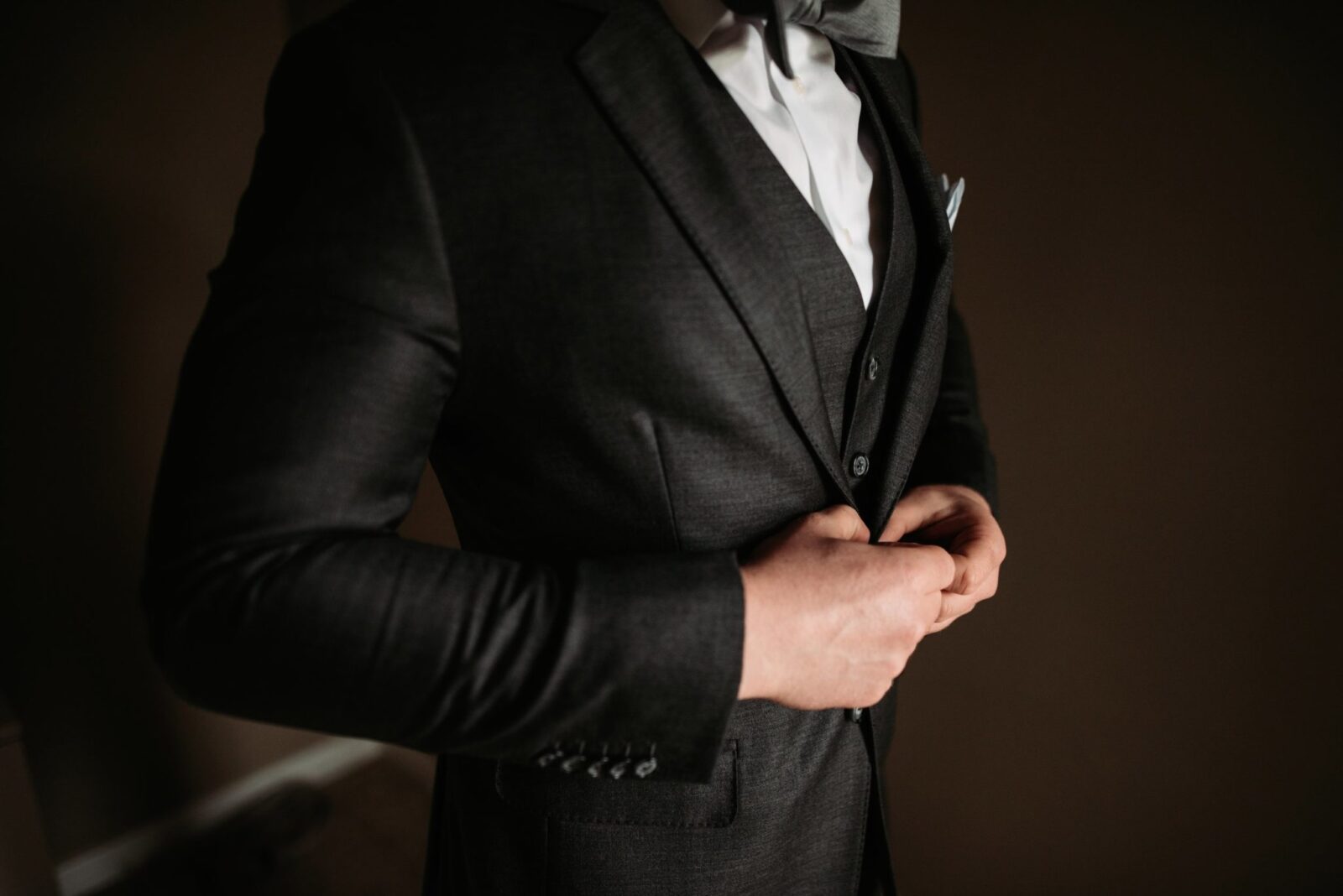 7 TIPS ALL ABOUT CHOOSING A SUIT FOR YOUR WEDDING DAY