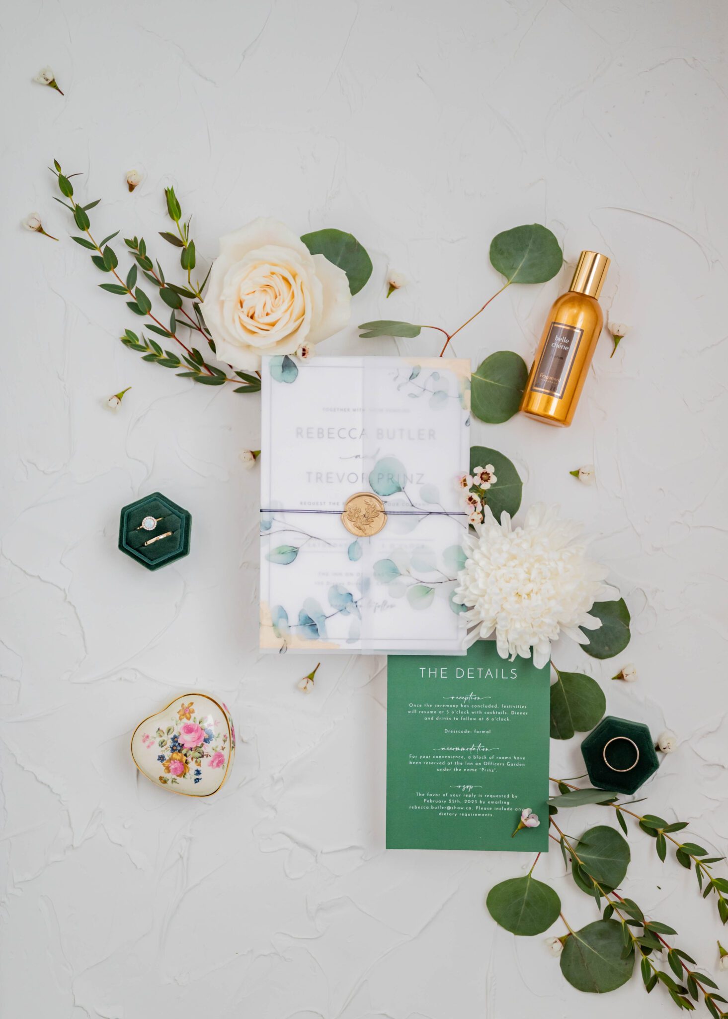 Elegant wedding invitation suite, emerald infused wedding stationery by Plants and Print Shop. Flatlay photography inspiration with wedding morning details. 