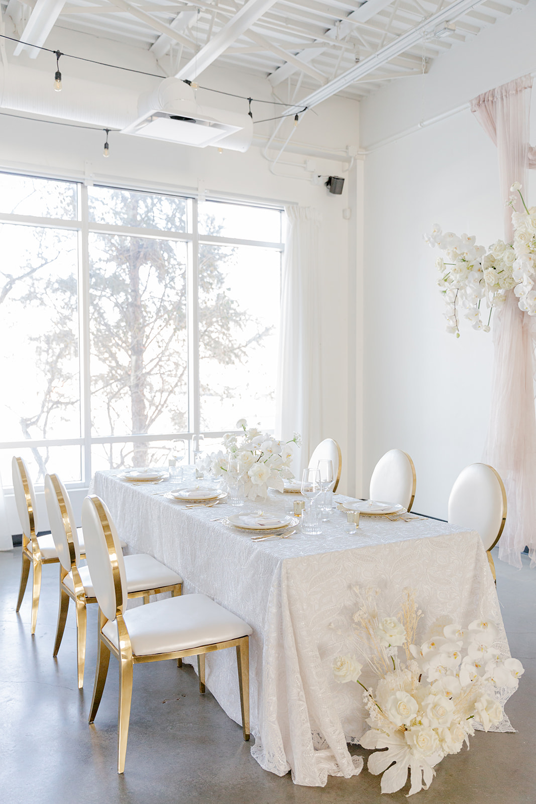 Elegant white and gold Indonesian inspired wedding reception at The Brownstone in Calgary, Alberta. 