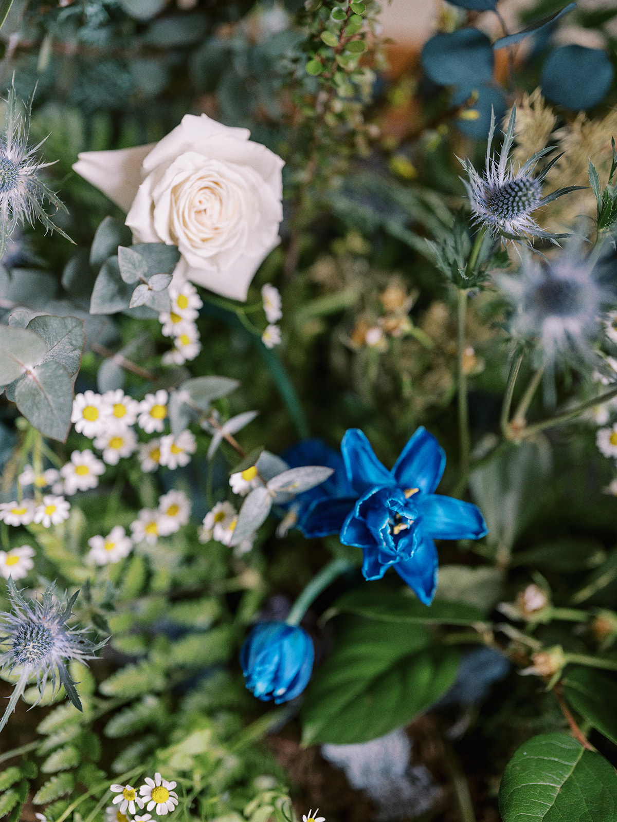 Stunning organic florals in an oceanic colour palette by Hue Florals. Mediterranean-Inspired wedding at The Malcolm Hotel in Canmore, Alberta. 