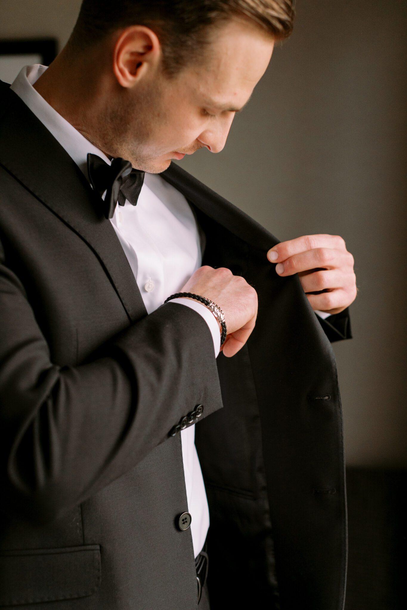 Groom getting ready for wedding day at The Malcom Hotel. Getting ready photo inspiration in Calgary, Alberta. 