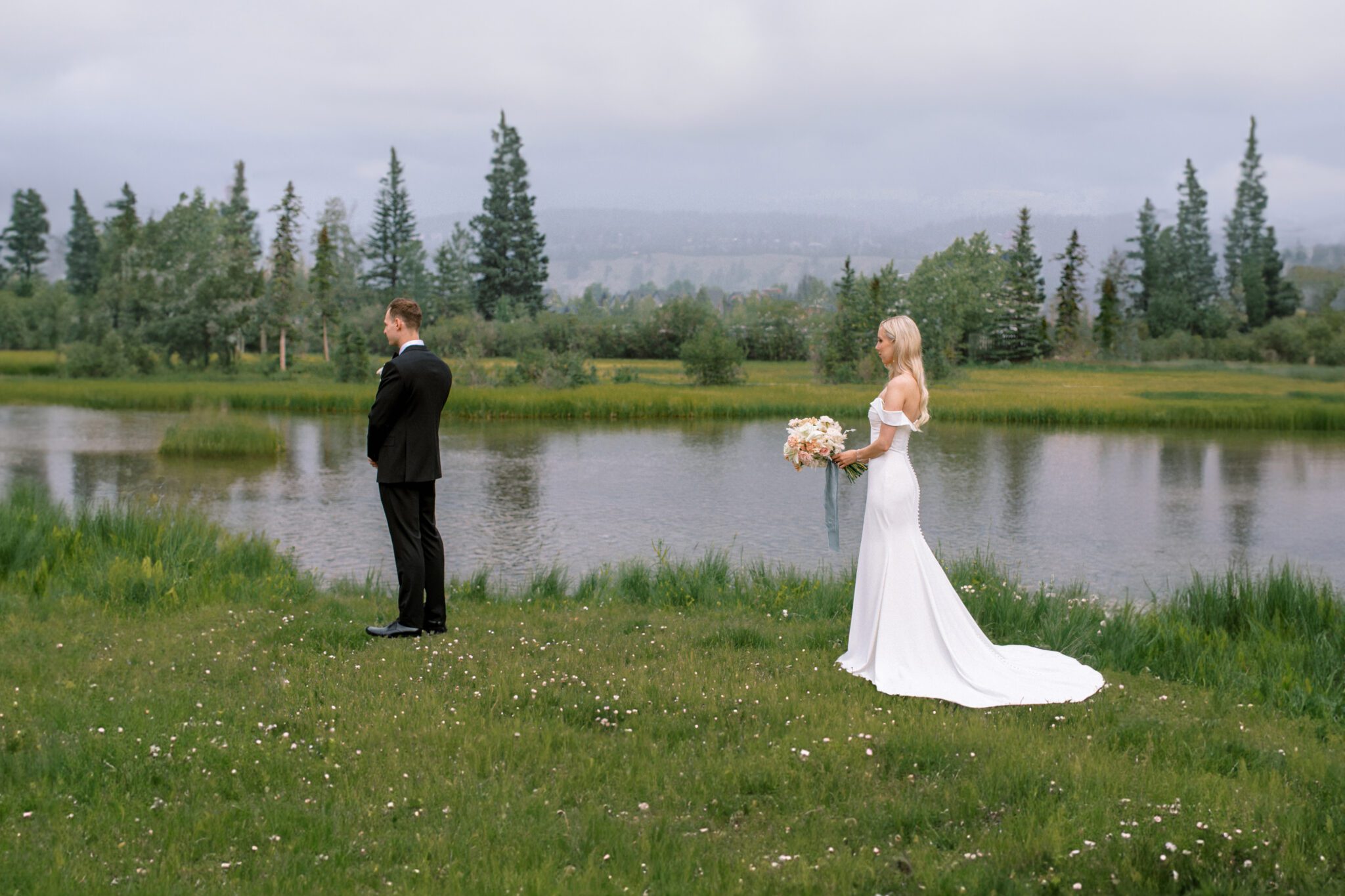 Bride and groom first look at Stewart Creek Golf Course in Canmore, Alberta. Wedding first look inspiration. 