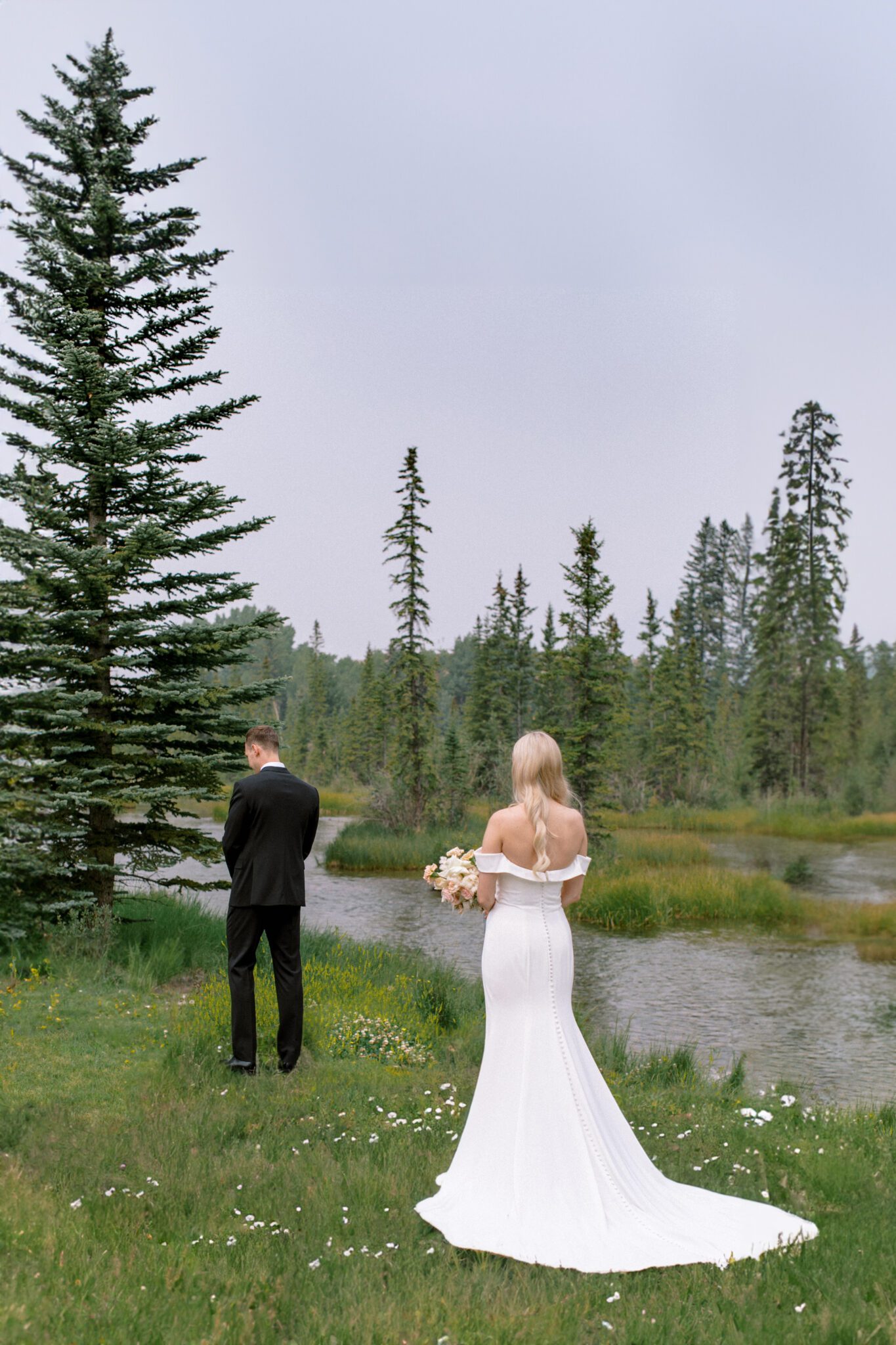 Bride and groom first look at Stewart Creek Golf Course in Canmore, Alberta. Wedding first look inspiration. 