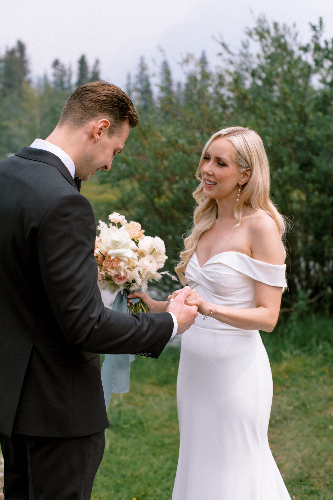 Bride and groom first look at Stewart Creek Golf Course in Canmore, Alberta. Wedding first look inspiration. 