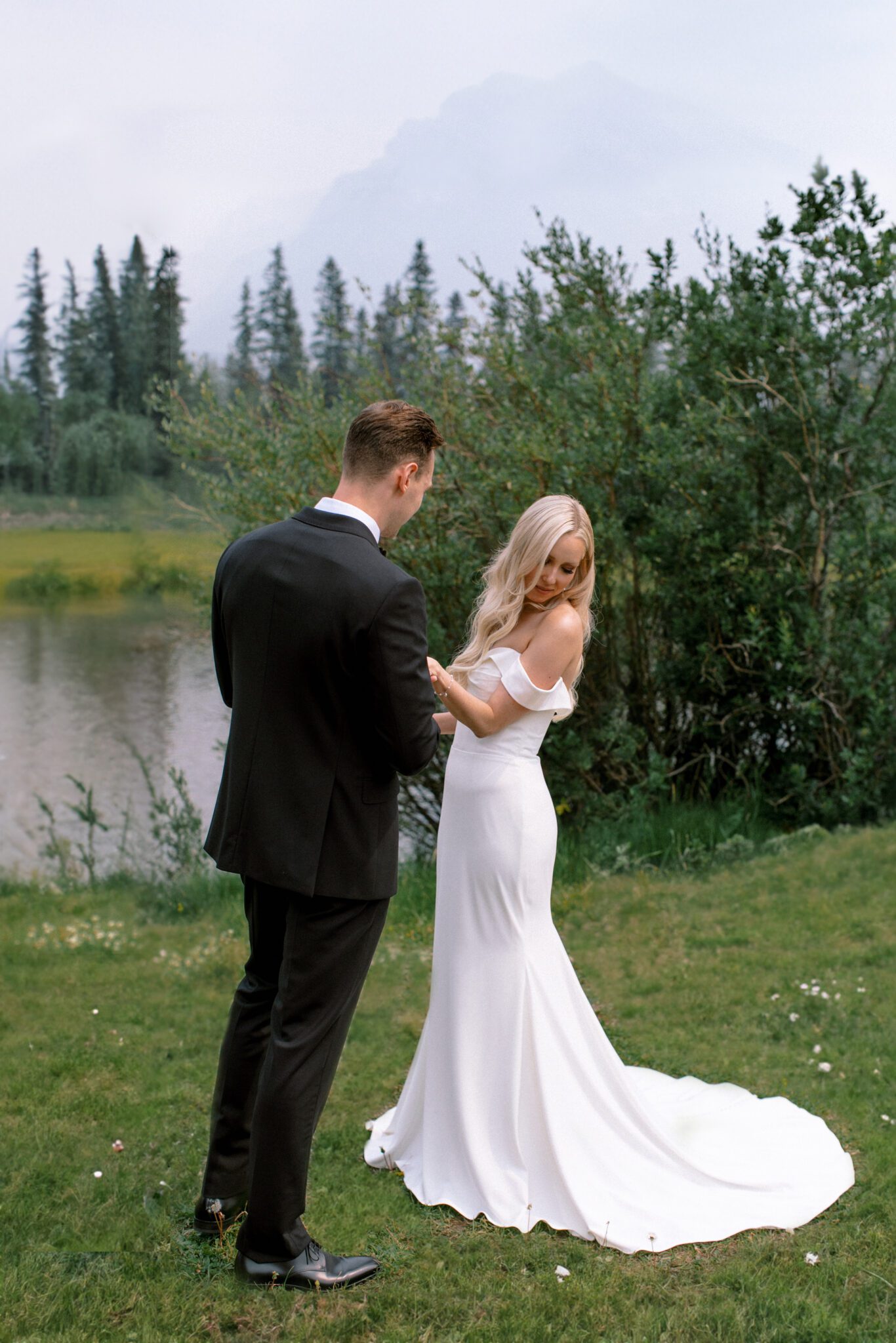 Bride and groom first look at Stewart Creek Golf Course in Canmore, Alberta. Wedding first look inspiration. 