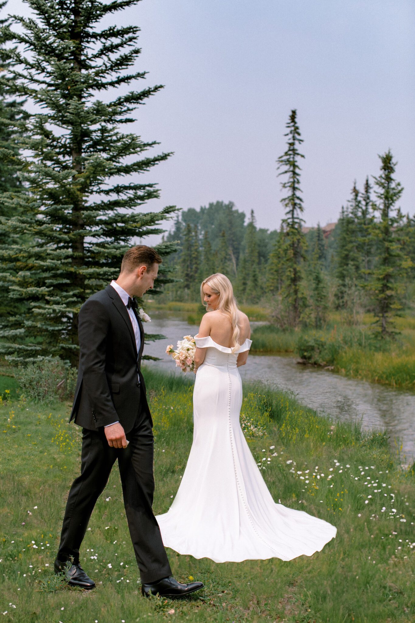 Bride and groom first look at Stewart Creek Golf Course in Canmore, Alberta. Wedding first look inspiration. 