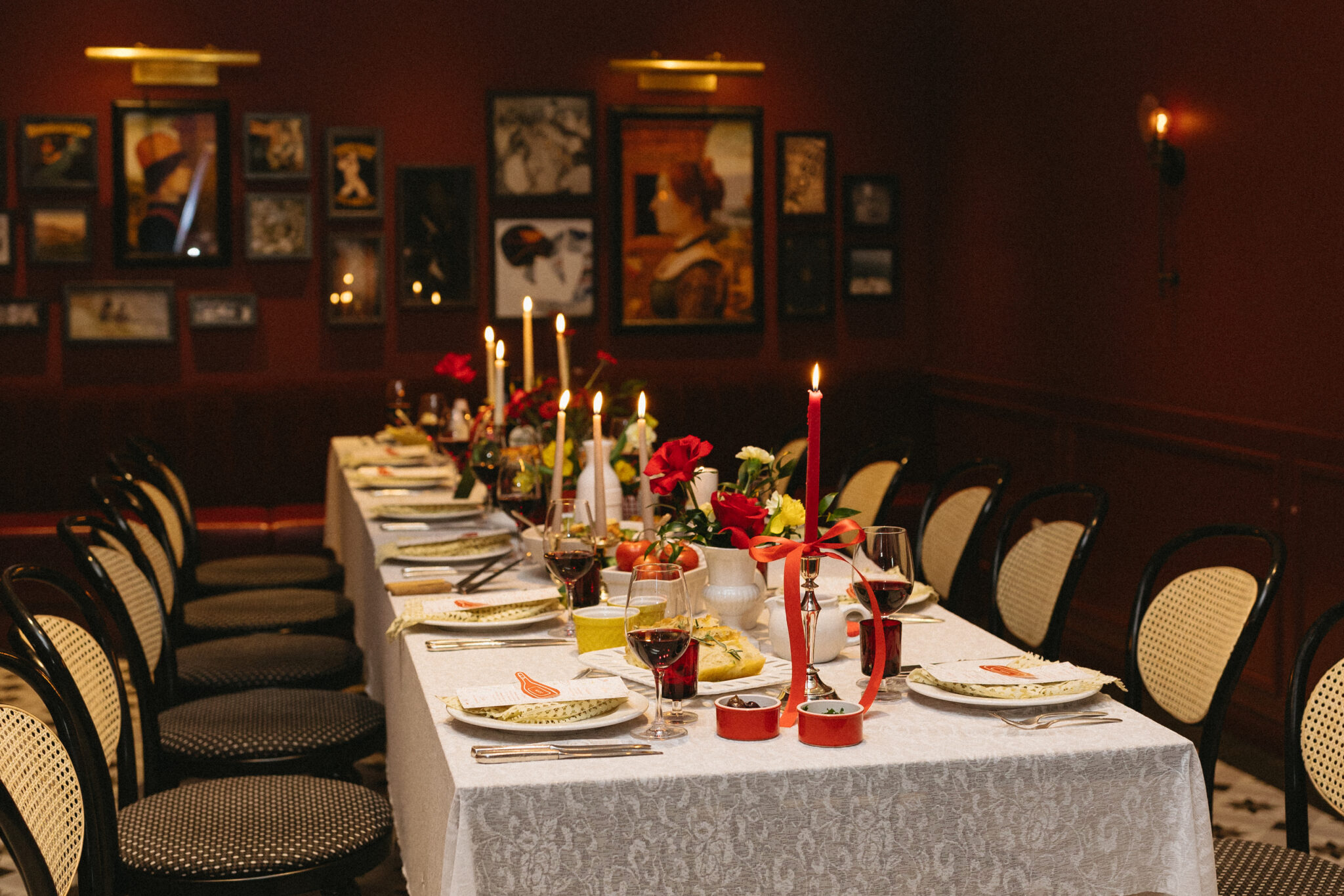 Italy inspired wedding reception table with a colour palette of red, green, yellow and white. Retro meets modern style with european design influence. Tablesettings, menus and placecards, table numbers, floral centerpieces and food. #retroweddinginspiration #restaurantreception #vintageweddinginspo #weddingtable #italyinspiredwedding