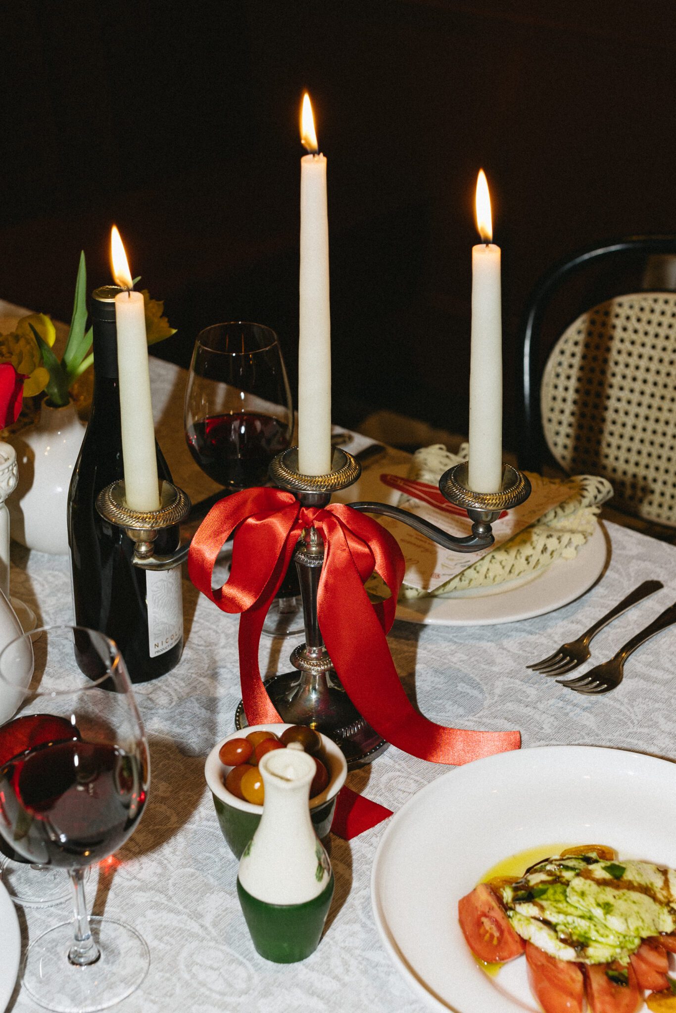 Italy inspired wedding reception table with a colour palette of red, green, yellow and white. Retro meets modern style with european design influence. Tablesettings, menus and placecards, table numbers, floral centerpieces and food. #retroweddinginspiration #restaurantreception #vintageweddinginspo #weddingtable #italyinspiredwedding