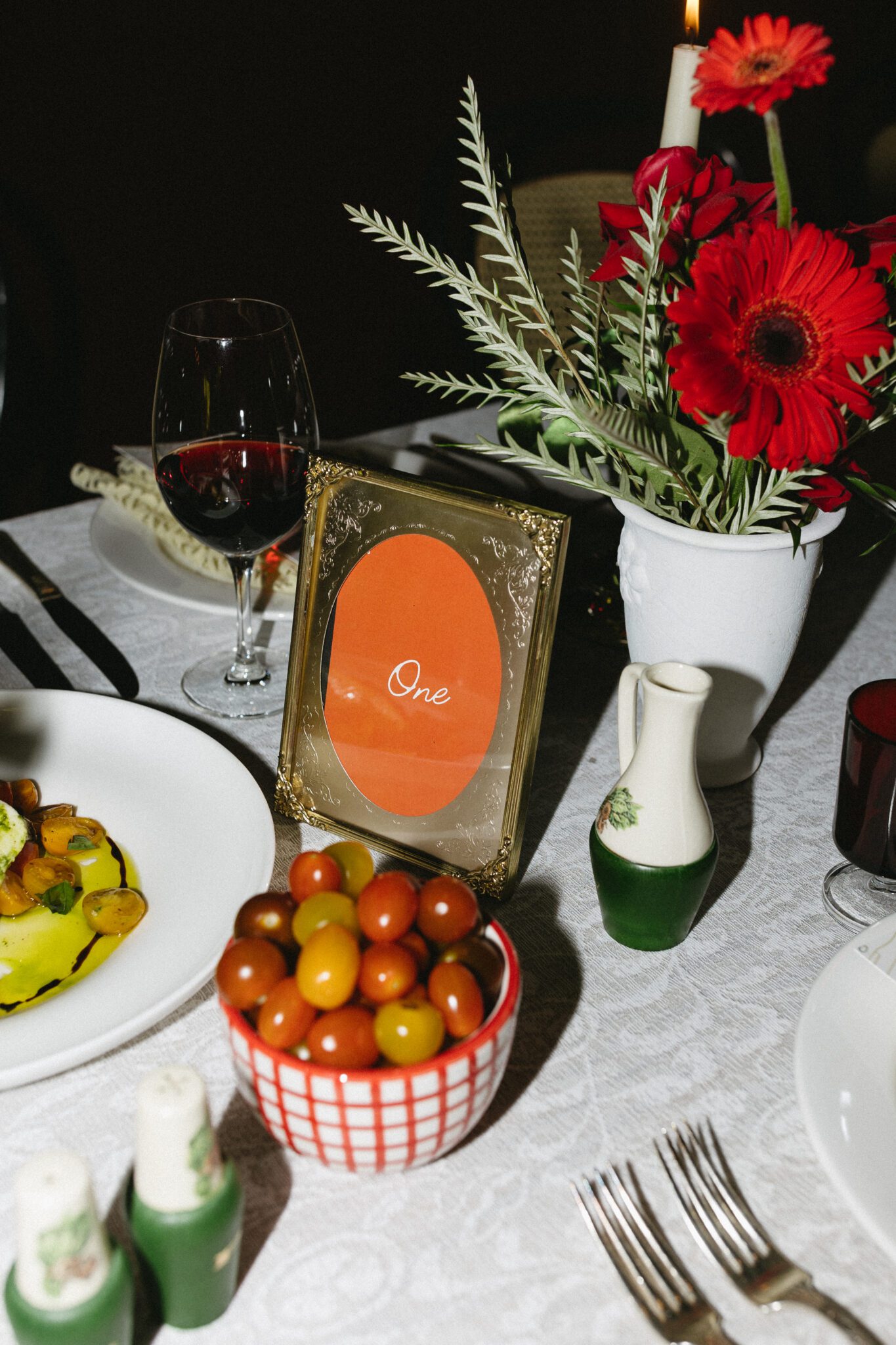 Italy inspired wedding reception table with a colour palette of red, green, yellow and white. Retro meets modern style with european design influence. Tablesettings, menus and placecards, table numbers, floral centerpieces and food. #retroweddinginspiration #restaurantreception #vintageweddinginspo #weddingtable #italyinspiredwedding